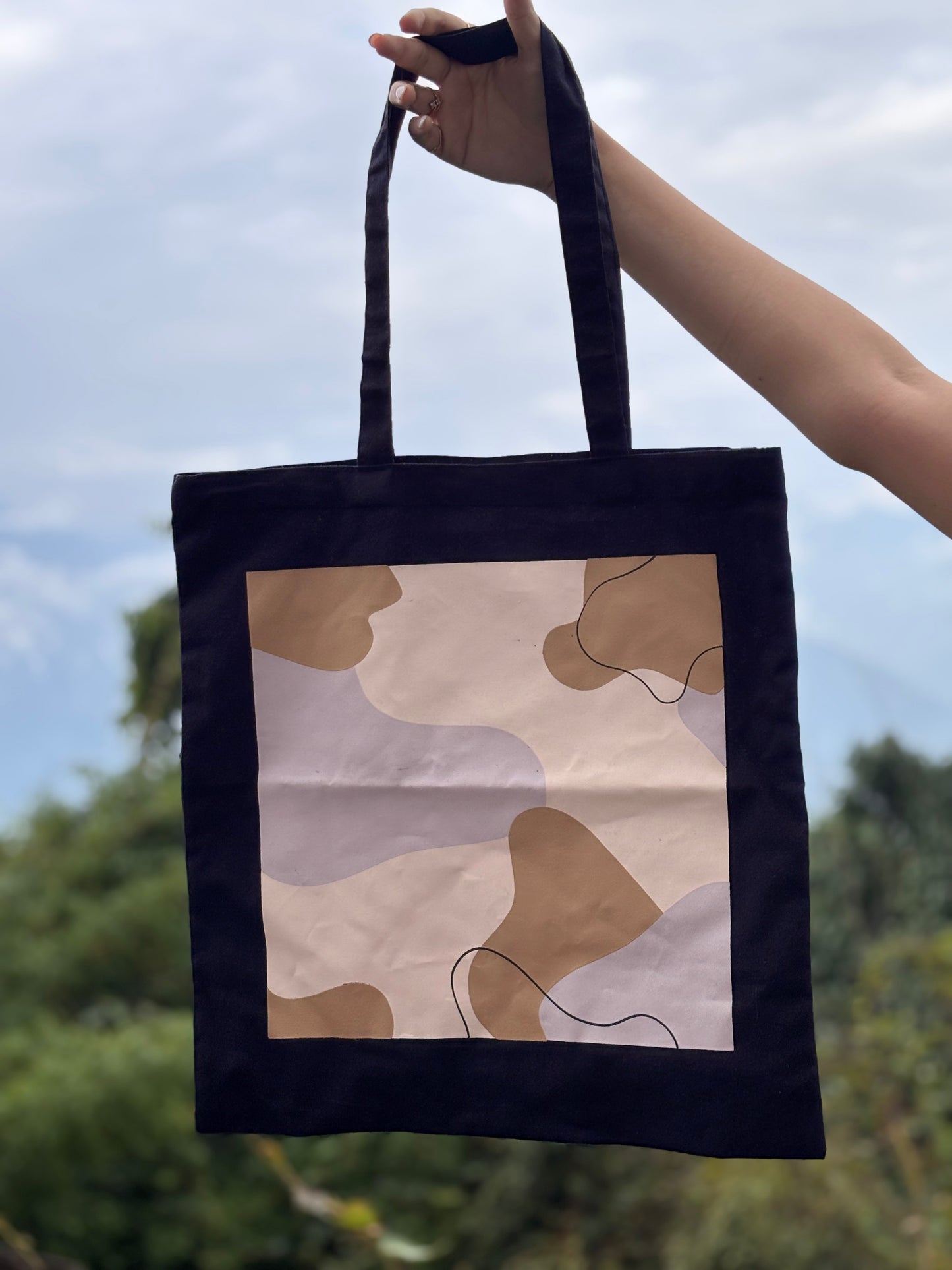 Abstract Tote